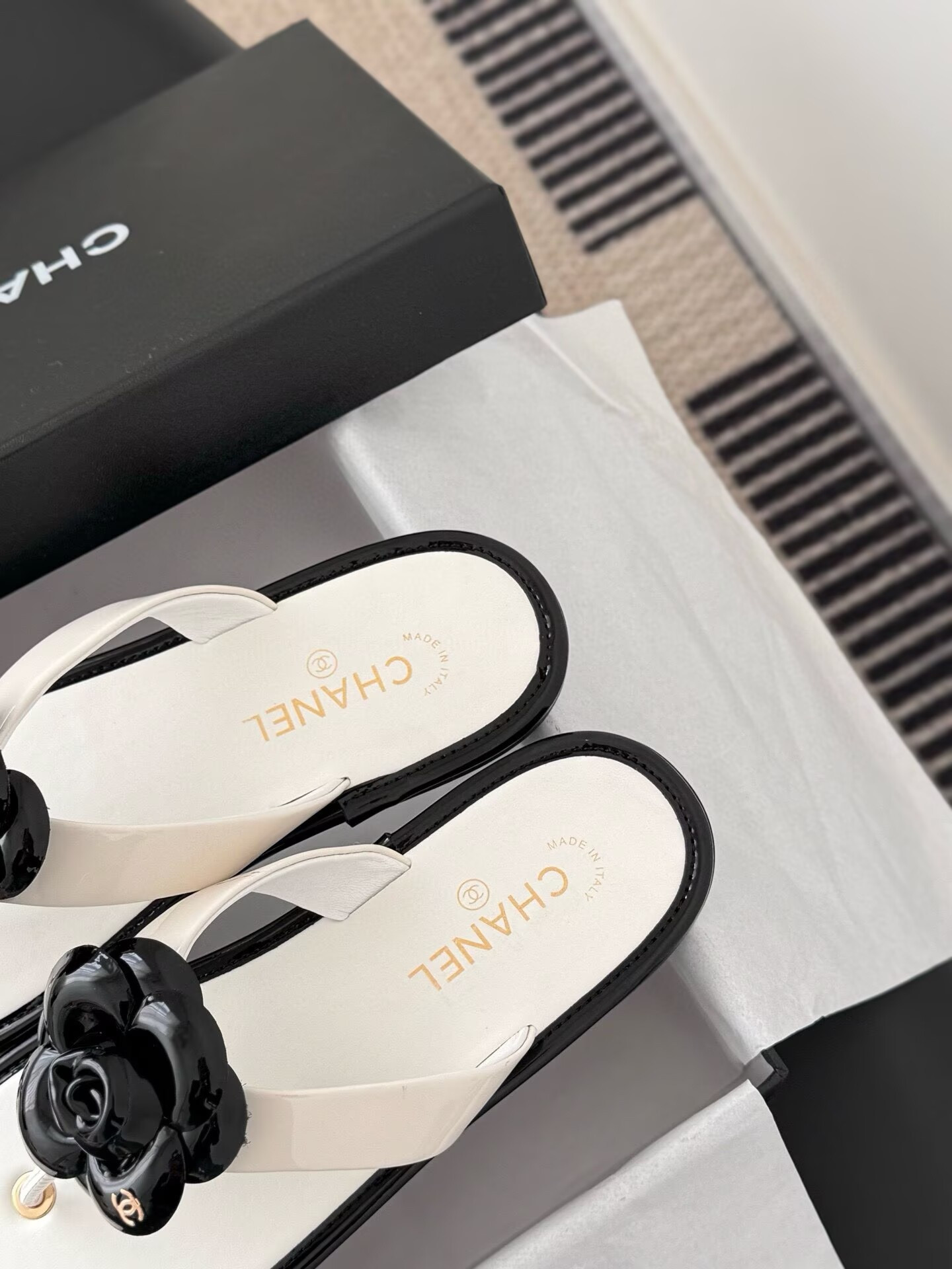 ua Ch**el thongs slides
