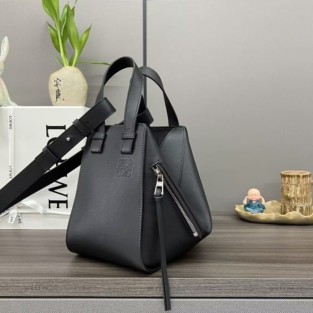 L0ew* Compact Hammock bag in classic calfskin 20.8x14.4x19.5cm