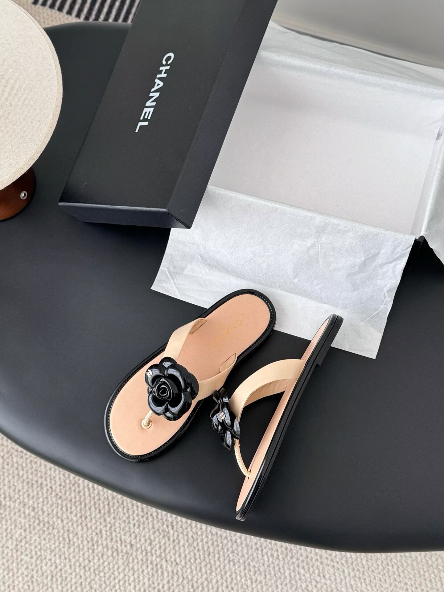 ua Ch**el thongs slides