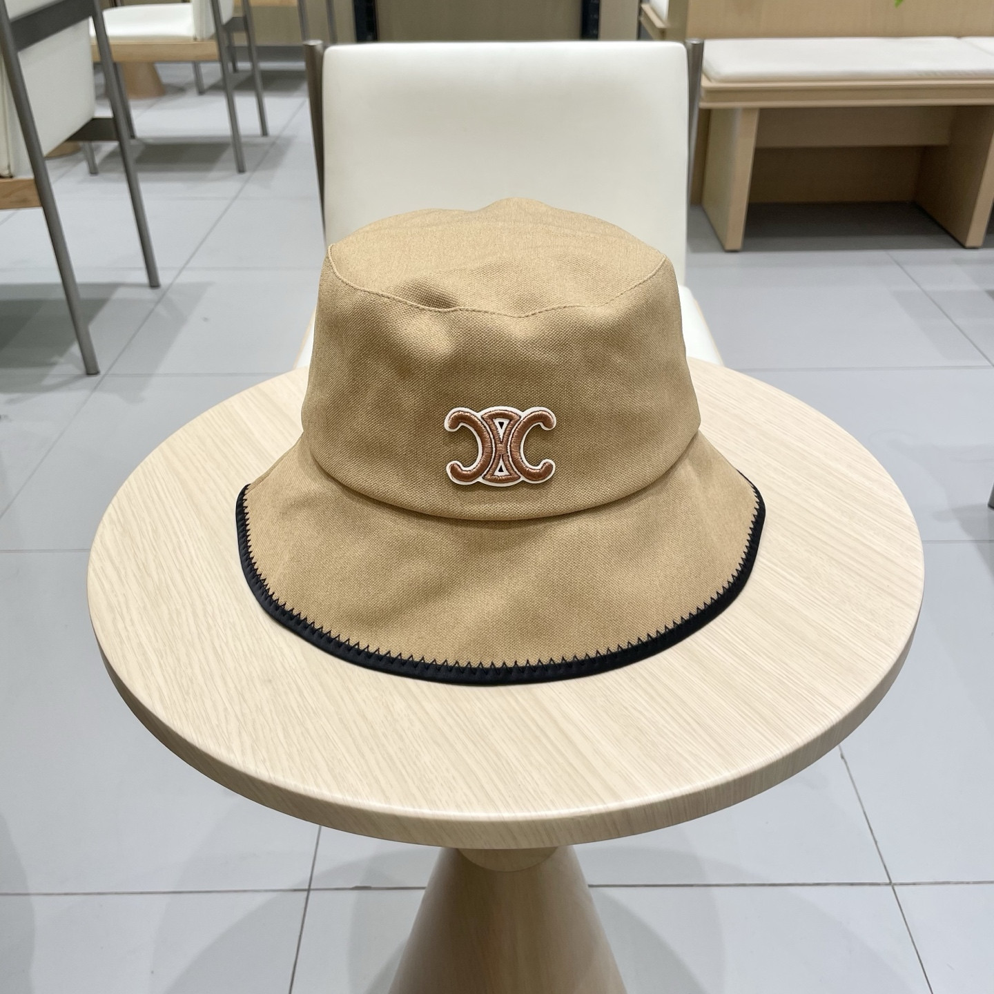 Ce1i*e bucket hat