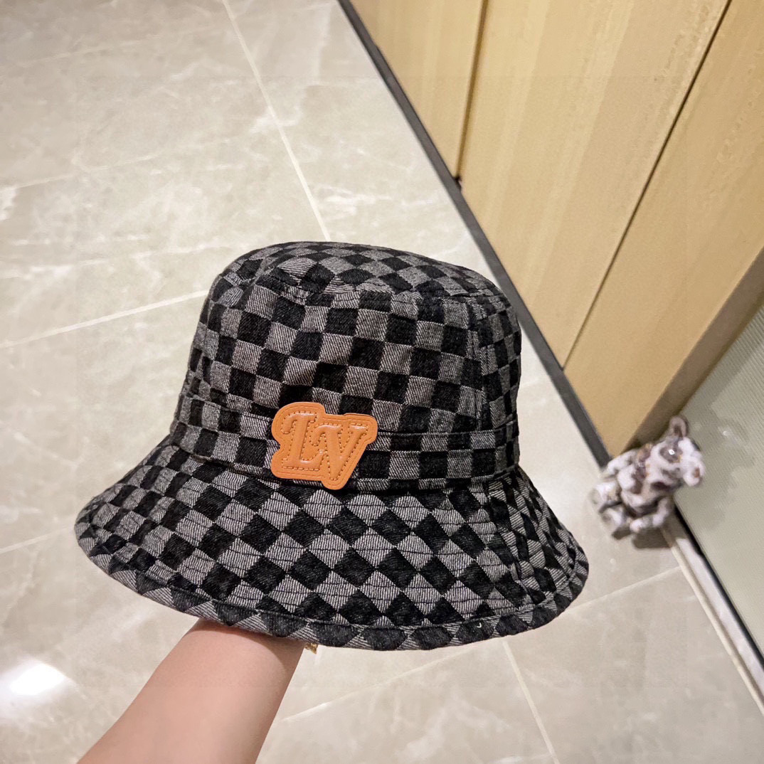 l0vis Vvtt0n bucket hat