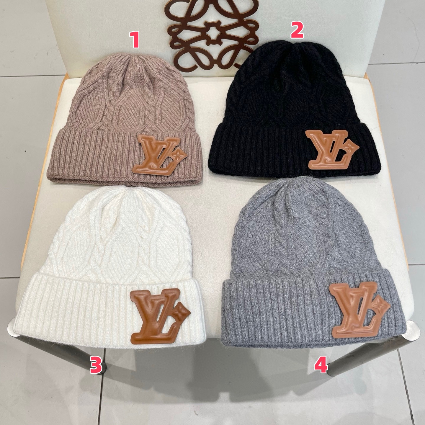 l0vis Vvtt0n beanie 70% wool 30% rabbit hair