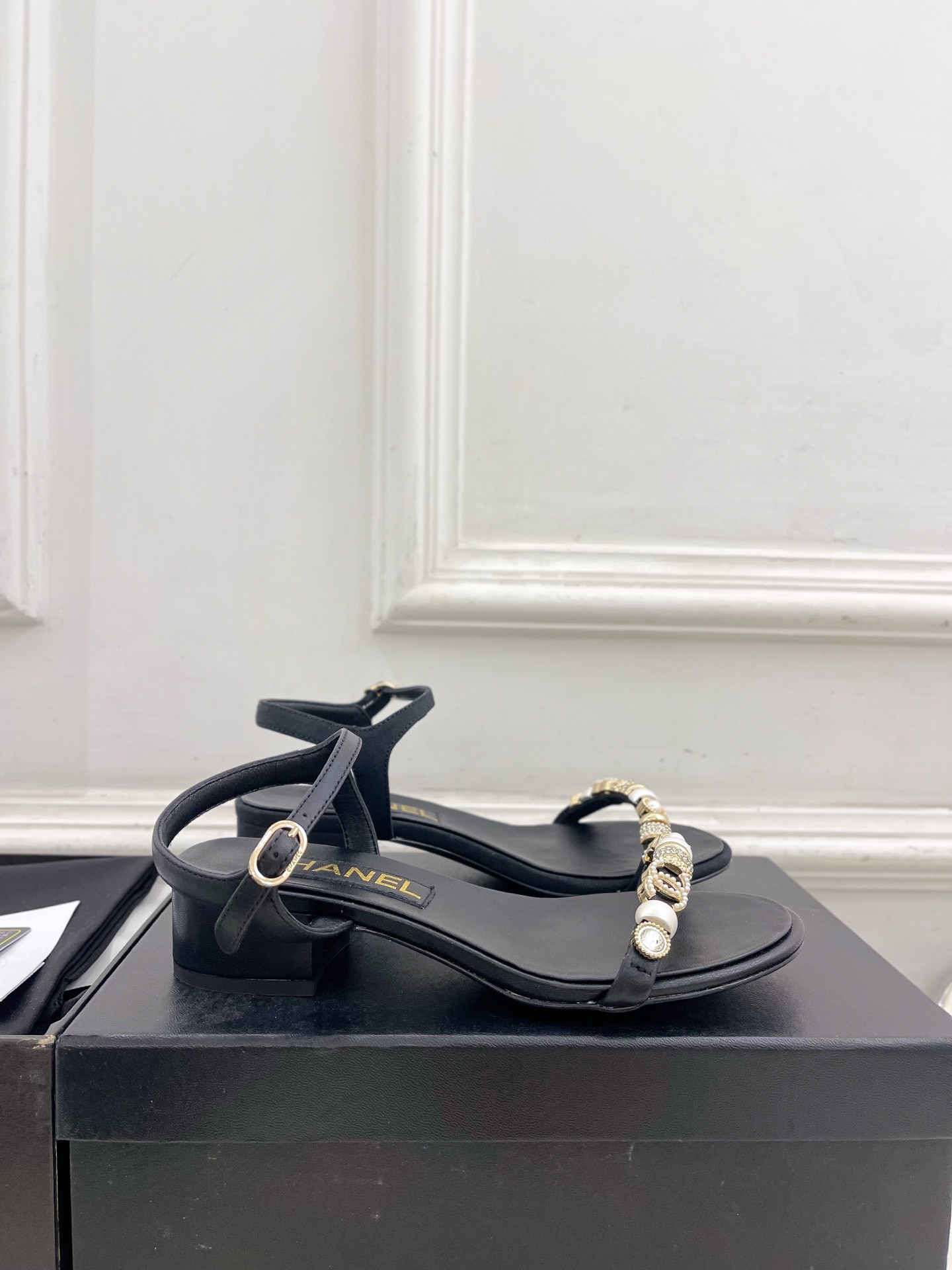 ua Ch**el sandals