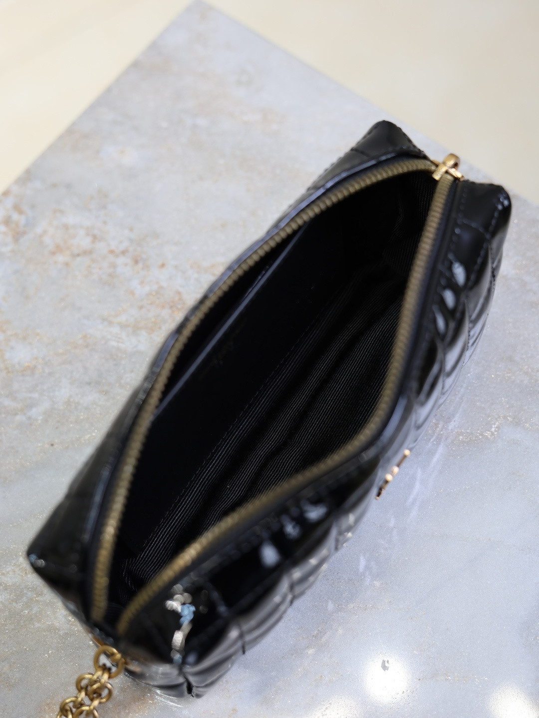 Y51 cassandre matelassÉ carrÉ pouch on chain in shiny 18.5x8.5x4cm