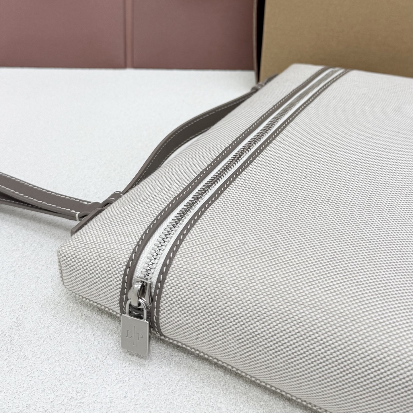 L0r0 P1ana extra pouch l29 29x18x5cm