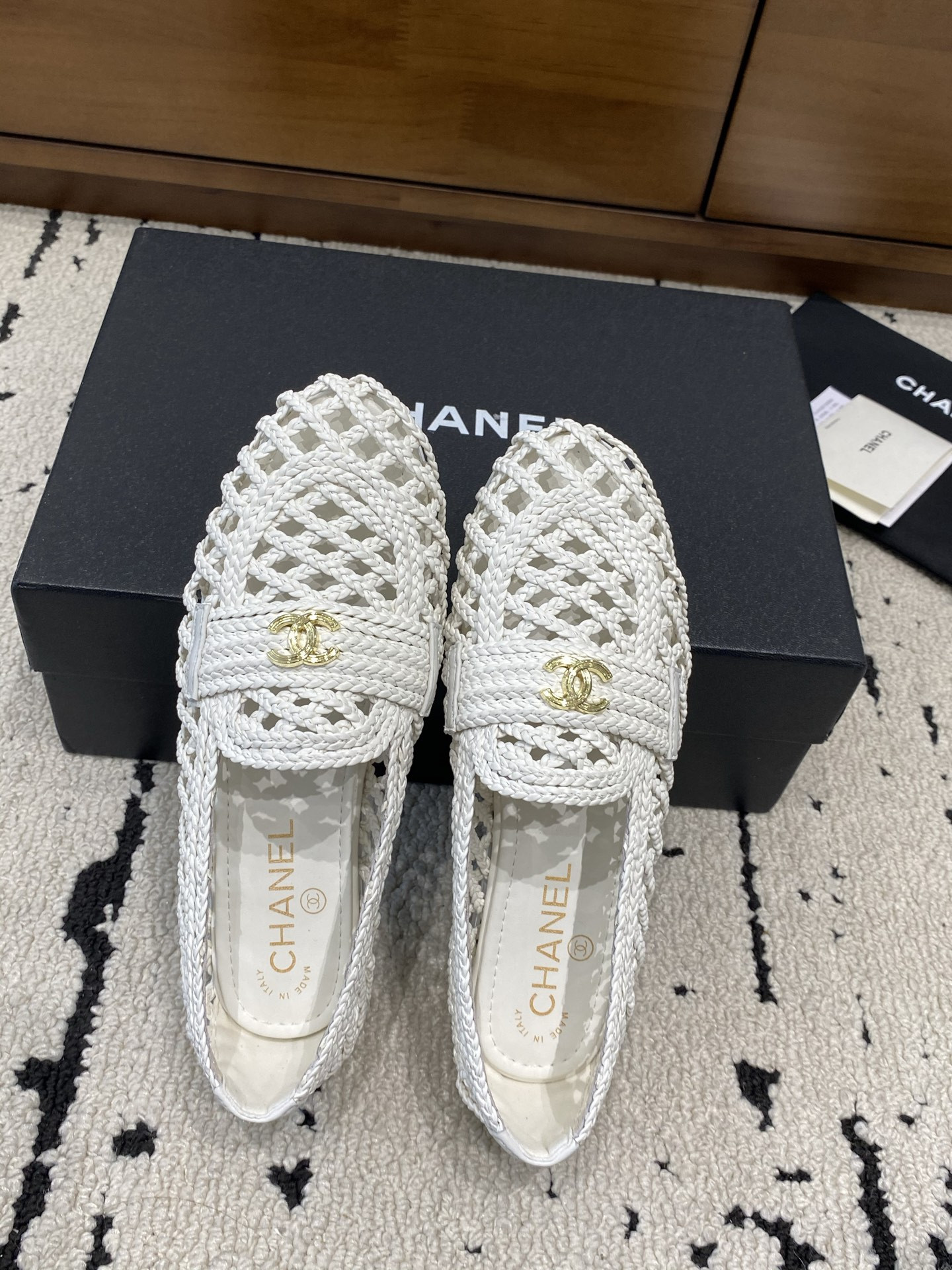 ua Ch**el flat shoes